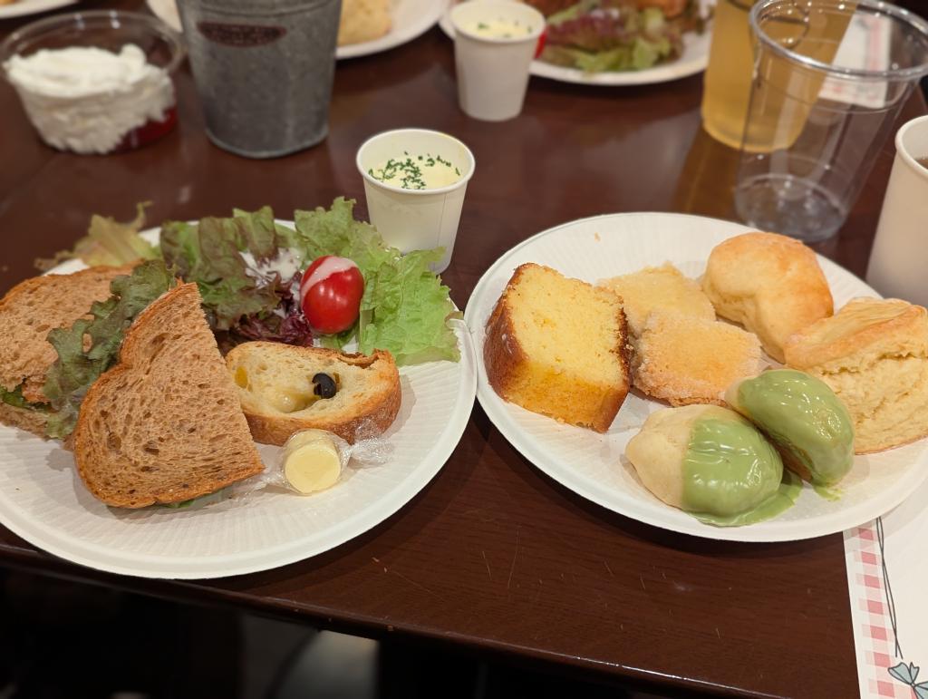 Fig. 2: 各人に取り分けてくれた Sweets & Savoury たち