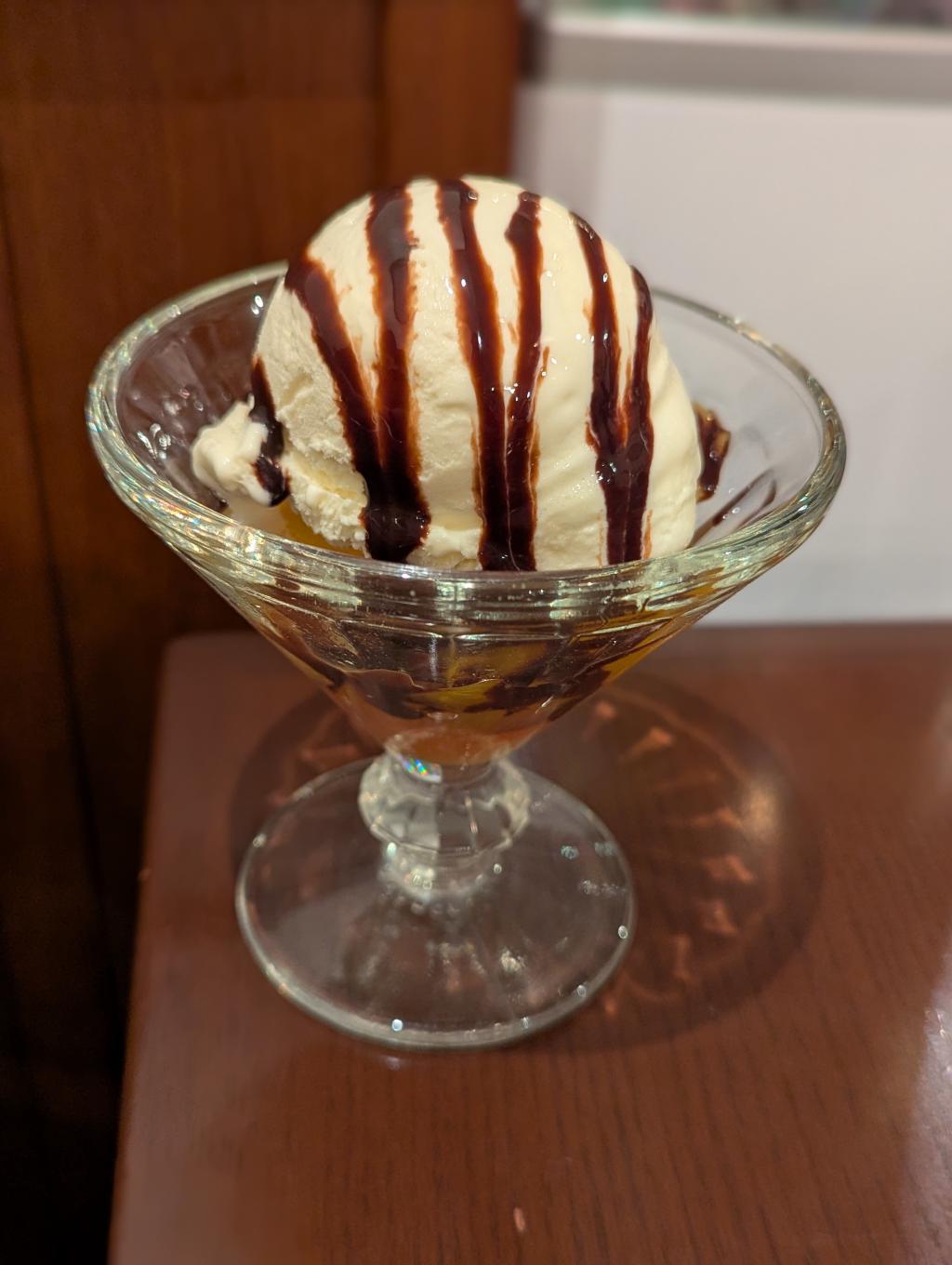 バニラアイスのフルーツ添え