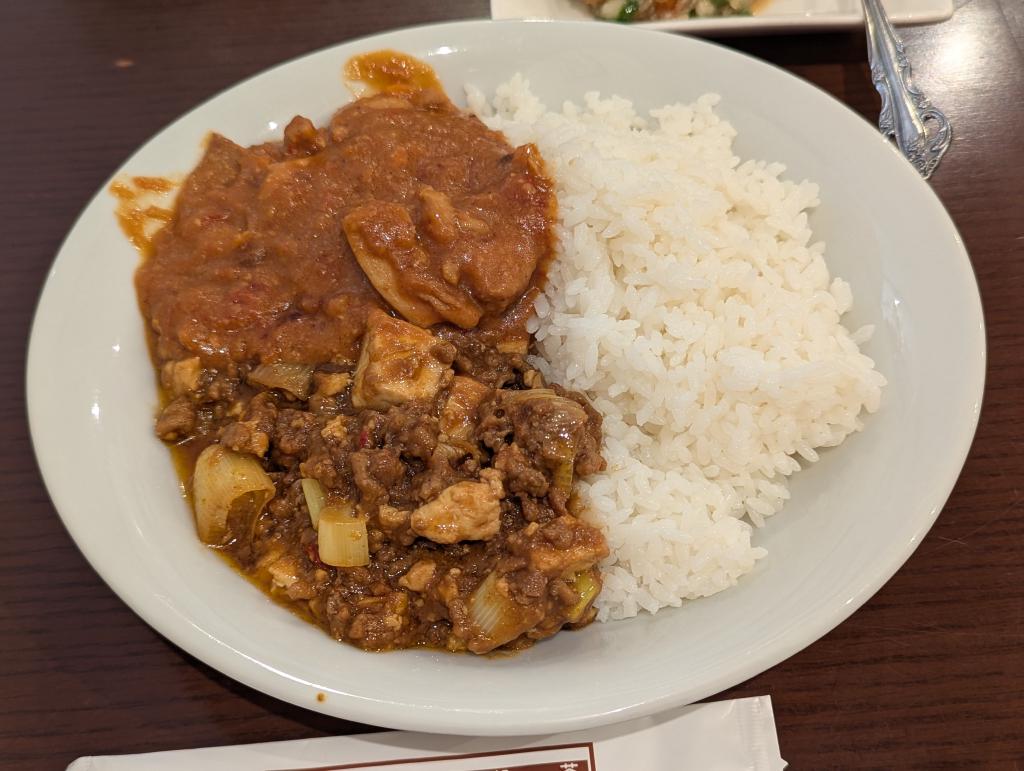マーボー豆腐カレーとバターチキンカレー🍛