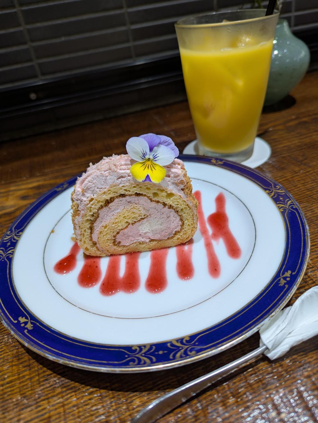 いちごロールケーキ🍓とオレンジジュース🍊