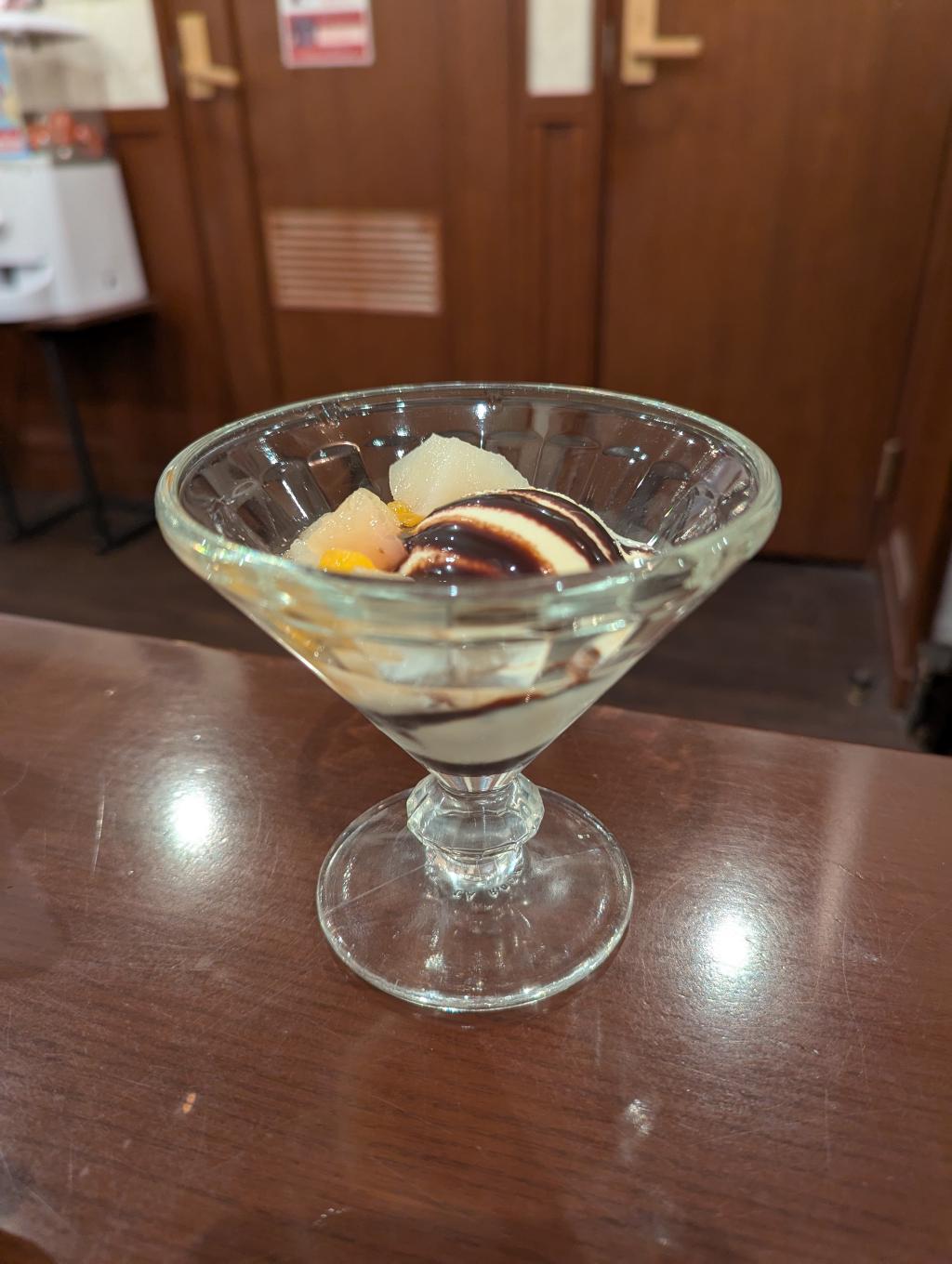 バニラアイスのフルーツ添え🍨
