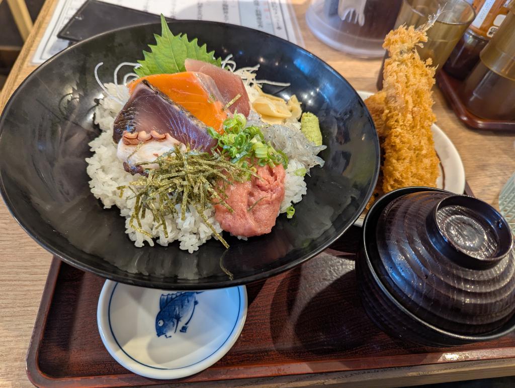 日替わり海鮮丼とアジフライ