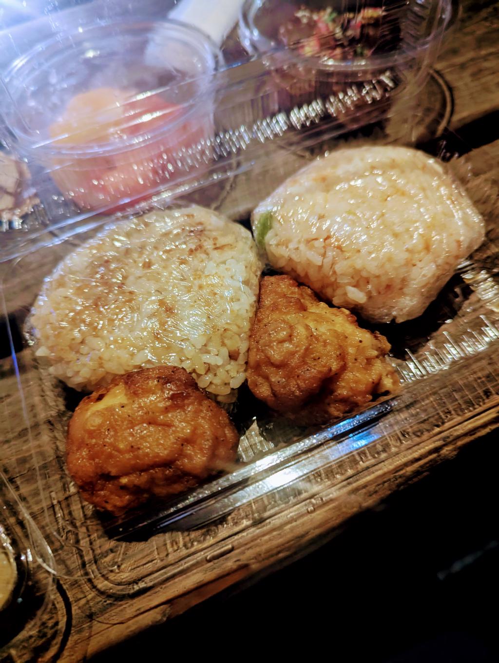 もちこ&めいの2種のおにぎり(焼きおにぎり、枝豆とシャケのおにぎり)と唐揚げ