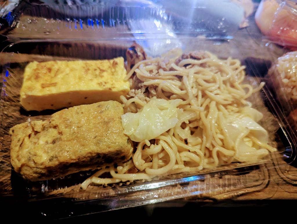 ぴぃち&かえでの2種の卵焼き(甘い味、塩味)と焼きそば