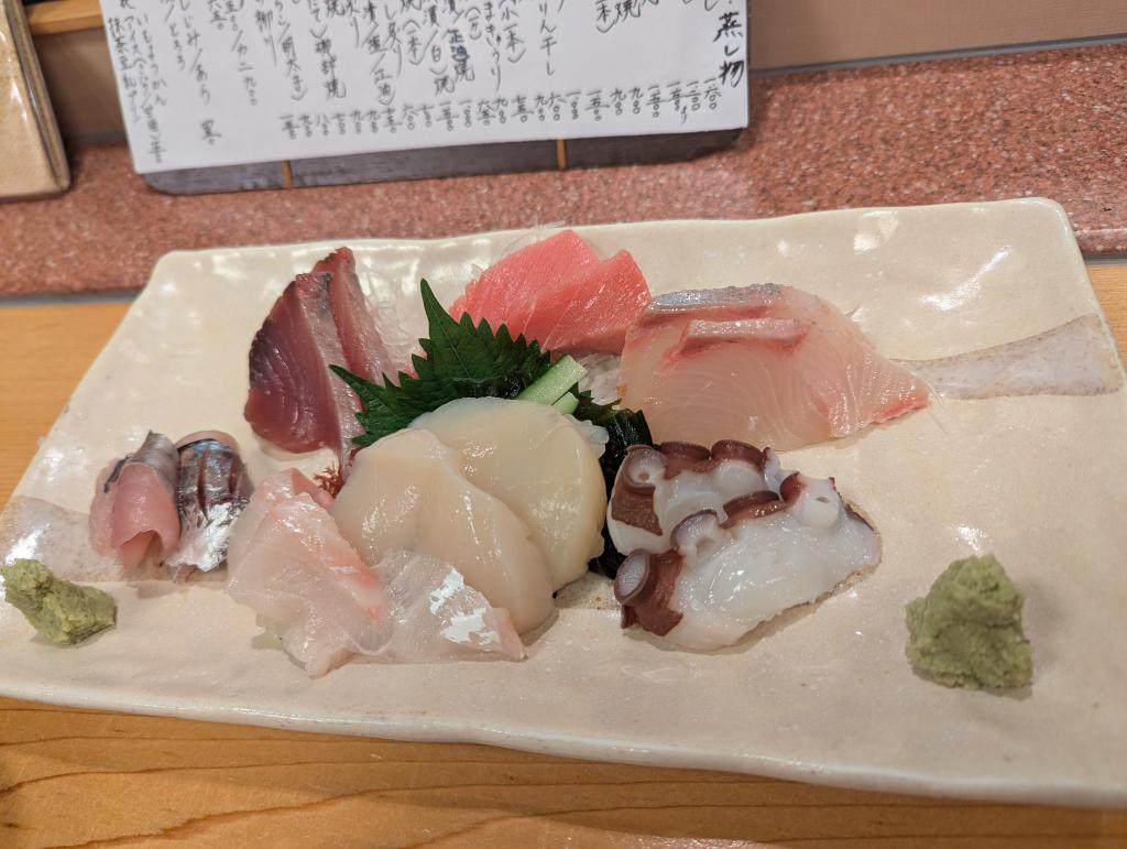 刺身盛り合わせ(生タコ、ホタテ、本マグロ、鰹、かんぱち、鯛、鯵)