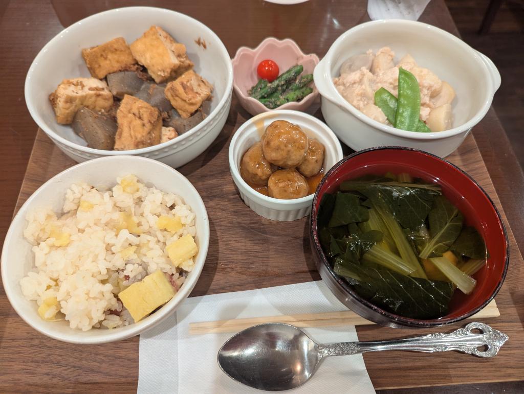 さつまいもごはんと里芋のそぼろあんかけ