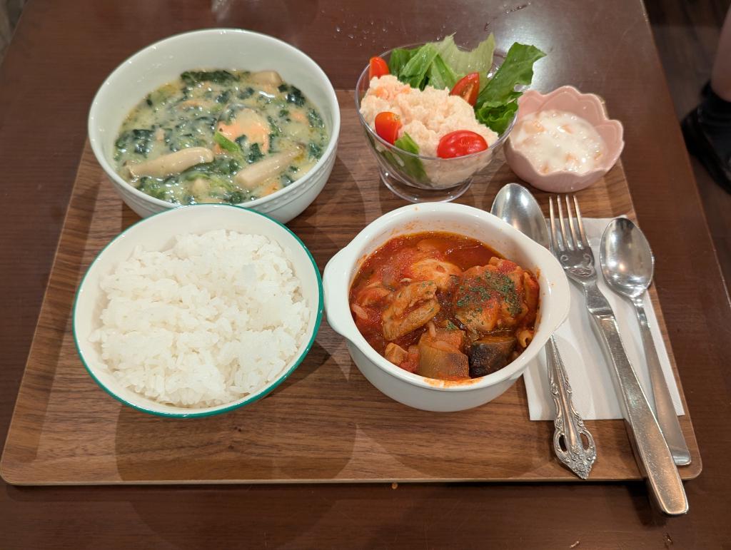 ほうれん草のクリームシチューとチキンのトマト煮こみ