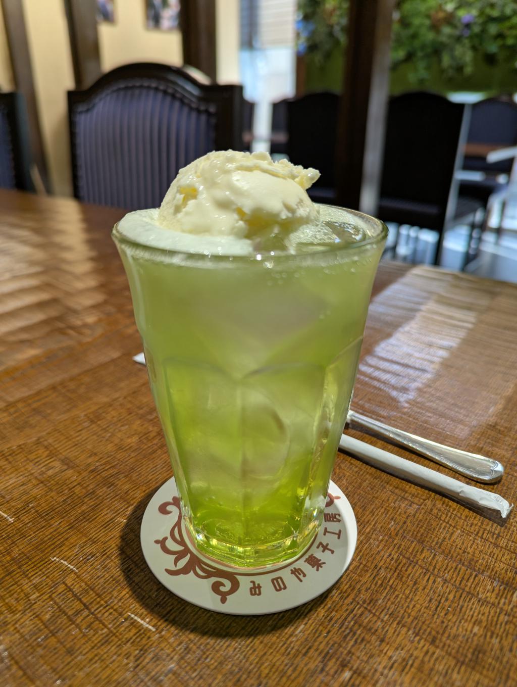 メロンソーダフロート載せ🍈🍨