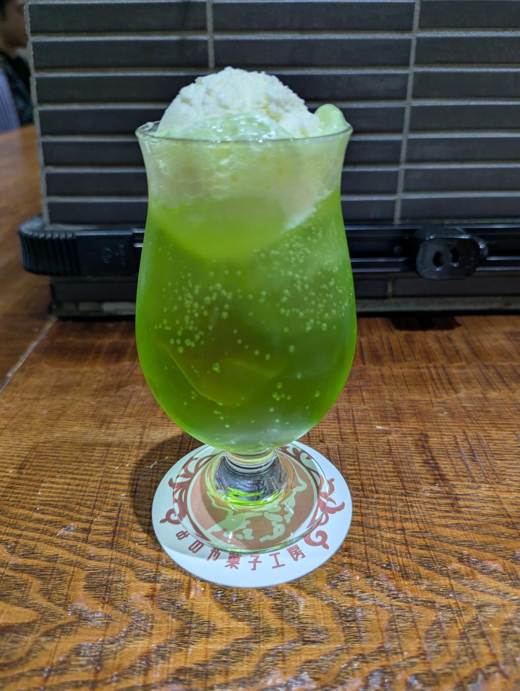 メロンソーダフロート載せ🍈🍨