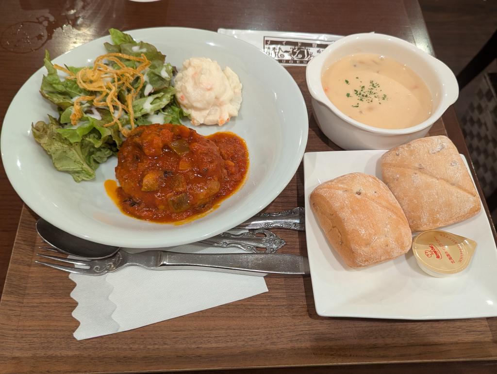 サンタのごちそうハンバーグプレート