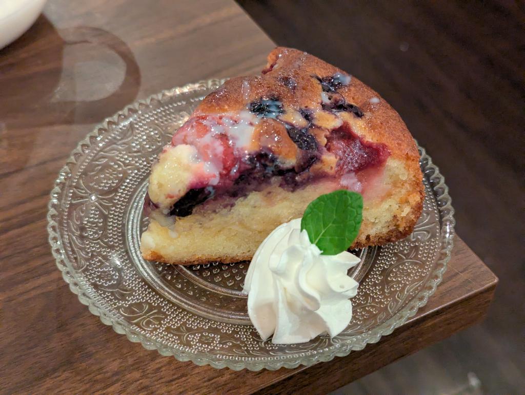 ホワイトチョコとベリーのケーキ