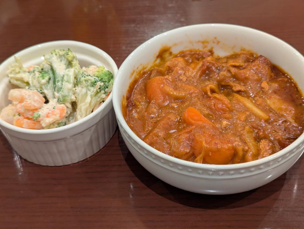 えびとブロッコリーのサラダ&豚キムチカレー