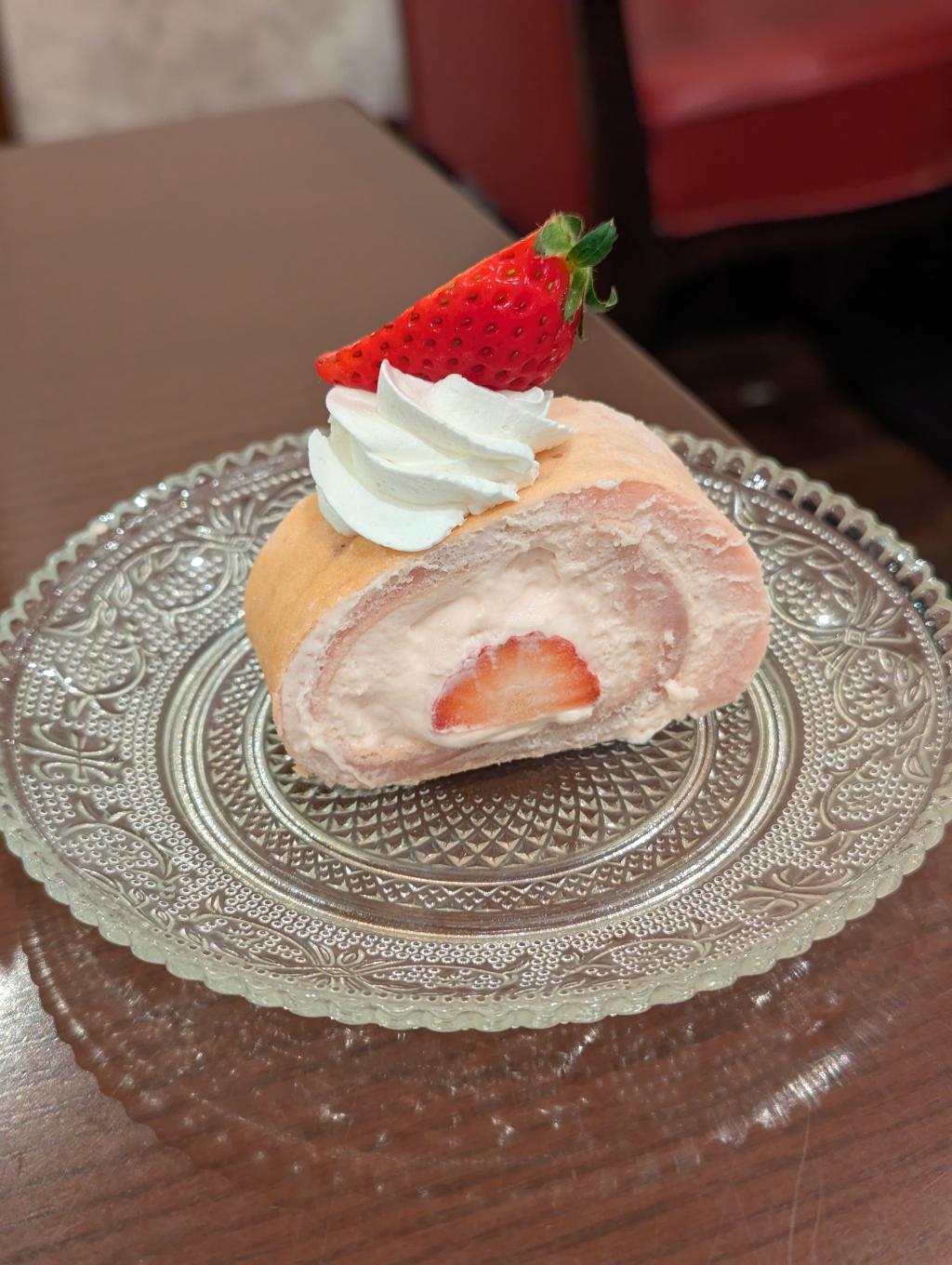 苺のロールケーキ