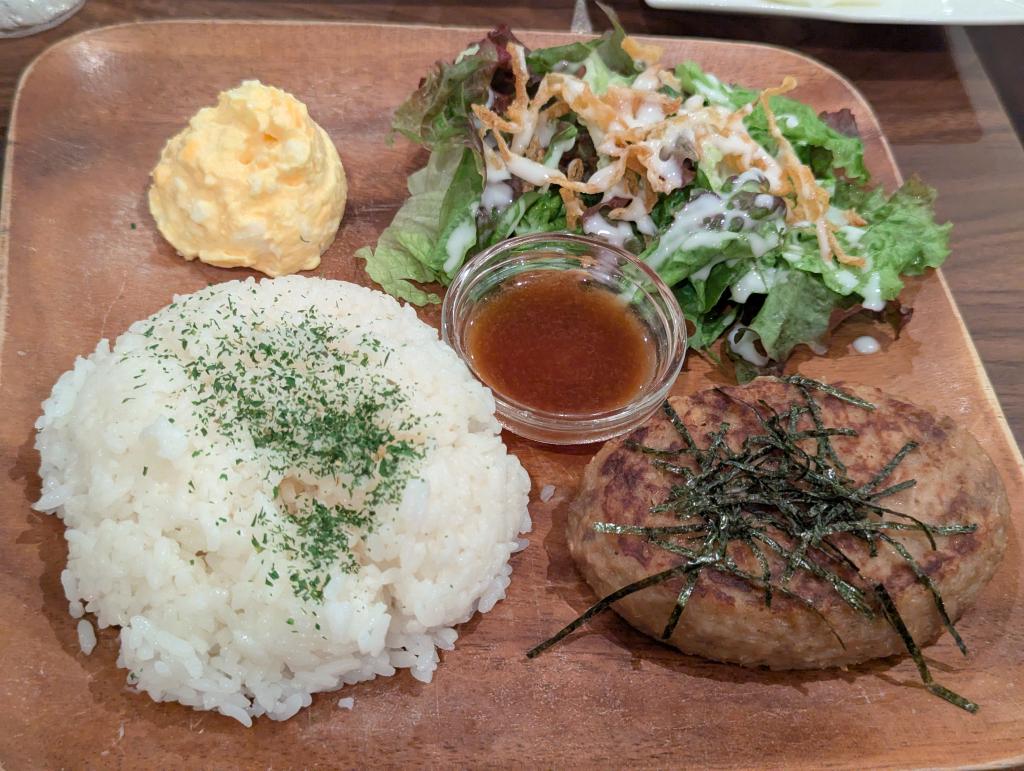 和風ハンバーグプレート目玉焼きトッピング