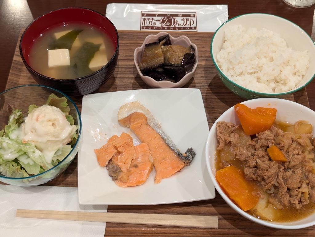 焼き鮭と肉じゃがの定食