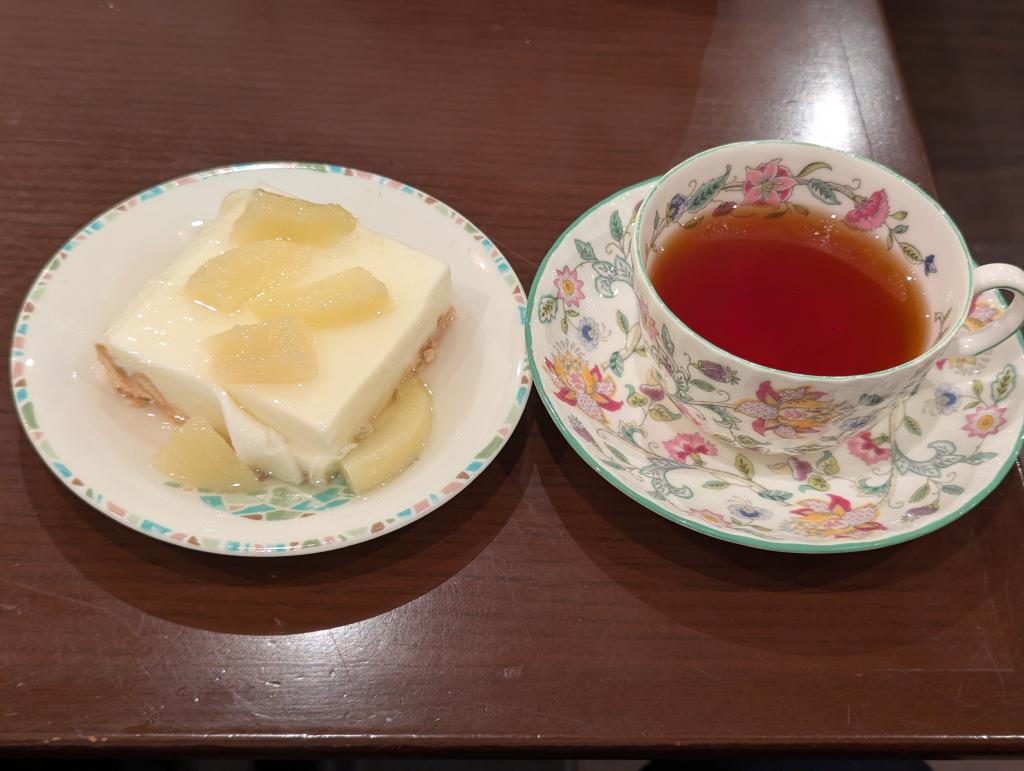 白桃とヨーグルトのムースケーキ＆白桃紅茶