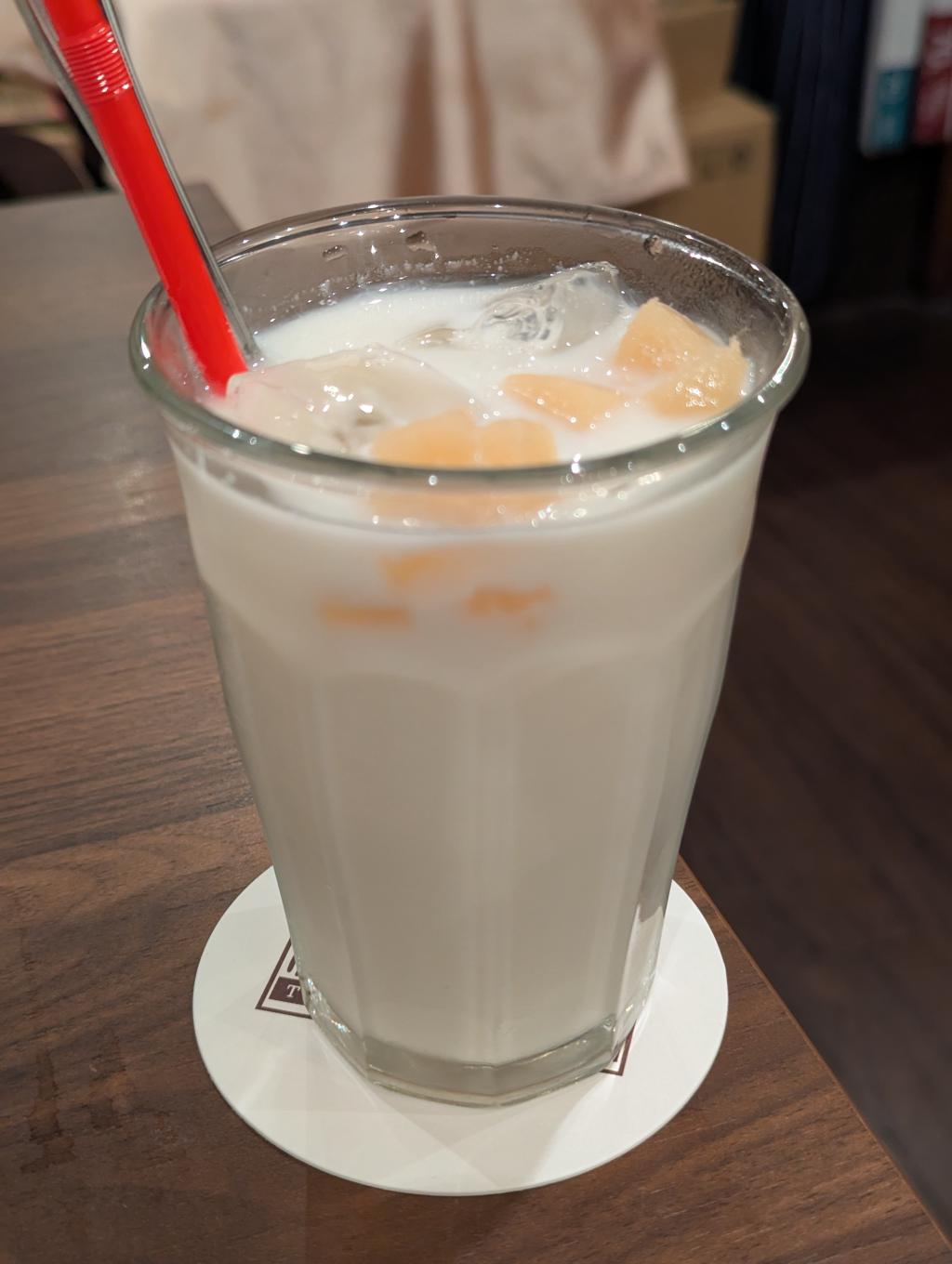 カモミールピーチシロップミルクティー